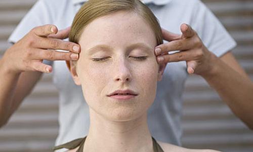 受用终生的10个点穴急救法 (1)